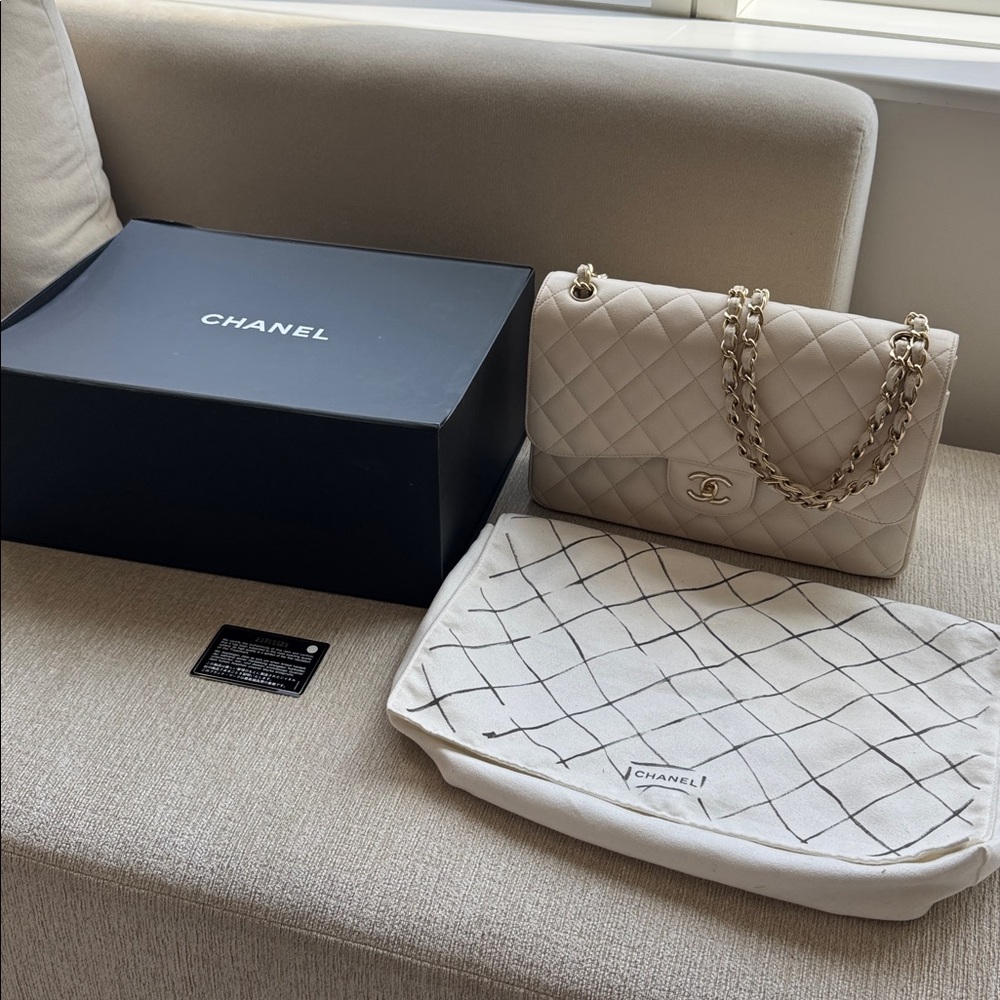 CHANEL authentic classic flap bag in white with gold hardware, size jumbo - Picture 12 of 16